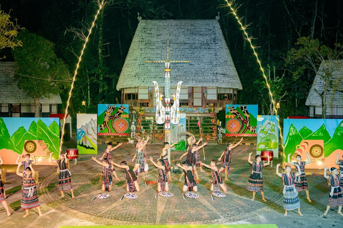 Show diễn "Vũ Điệu Đại Ngàn"