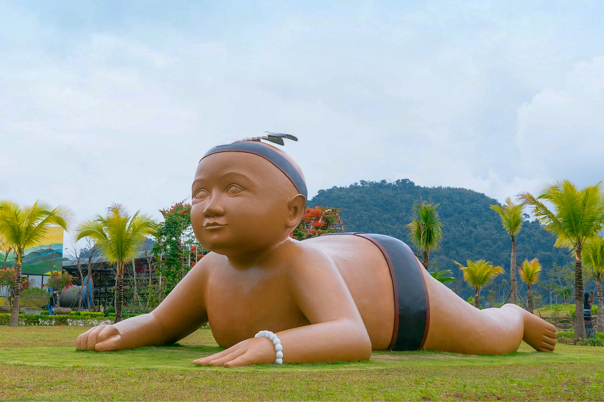 Tượng em bé Cơ Tu