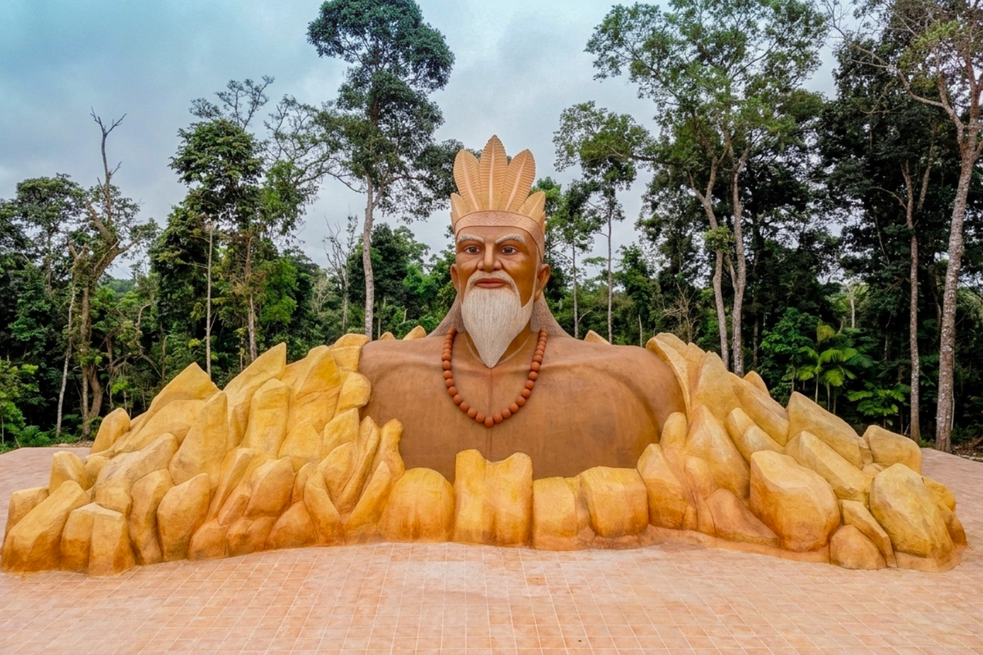 Tượng già làng