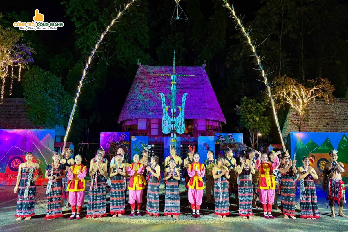 Echoes of a special night of art where two cultural currents light up the Dong Giang Sky Gate 